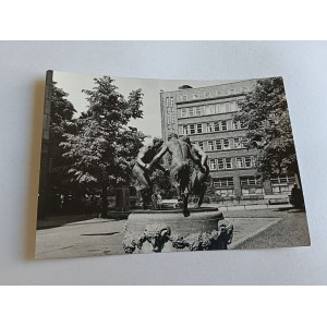 PRL GLIWICE TANČIACE FAUNY PRED DOMOM CHEMIKA FOTO: T. HERMAŃCZYK 1967 R. PEČIATKA