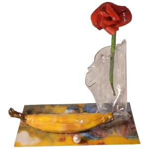 Diego Spinelli : sculpture-assemblage en verre et en céramique représentant une rose et une banane