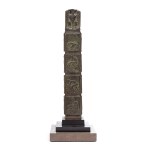 Autor nieznany, Totem z reliefami o tematyce olimpijskiej, przed 1962