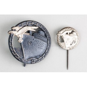 Insigne du Troisième Reich allemand et maquette d'un navire contrebandeur