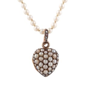 Heart-shaped pendant - pearl necklace