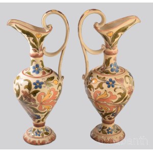 Badár Balázs (1855-1938): Díszkancsó pár. Jelzett, minimális kopással, m: 43,5 cm /// Balázs Badár (1855-1938): Pair of decorative jugs. Signed, with minimal wear. Height: 43.5 cm.