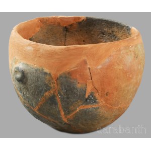 Kerámiaedény. Tisza vidéke, kora rézkor, restaurált, d: 15 cm, m: 10,5 cm /// Ceramic vessel. Tisza region, Early Copper Age. Restored. Diameter: 15 cm; height: 10,5 cm.
