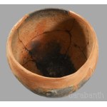Kerámiaedény. Tisza vidéke, kora rézkor, restaurált, d: 15 cm, m: 10,5 cm /// Ceramic vessel. Tisza region, Early Copper Age. Restored. Diameter: 15 cm; height: 10,5 cm.