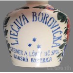 Gyógy-borovicka a besztercebányai Steiner &amp; Lőwy likőrgyár által készített ital.Kézzel festett kerámia edény. Körmöcbányai kerámiagyár terméke Jelzett, hibátlan. m. 16 cm Liecivá orovicka. Medicinal borovicka is a drink made by the Steiner &amp; Lőwy 