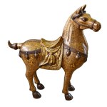 Nagyméretű Tang-ló a Jiaqin-kor stílusában. Kína, 19. sz. vége, aranyozott mintás patinázott bronz, oldalán jókívánságok szövegeivel és Jiaqing császár (1760-1820) pecsétjével, néhol kopással, h: 85 cm, m: 90 cm /// A Tang-ló a kínai Tang-dinasztia (618-9