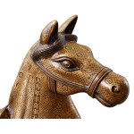 Nagyméretű Tang-ló a Jiaqin-kor stílusában. Kína, 19. sz. vége, aranyozott mintás patinázott bronz, oldalán jókívánságok szövegeivel és Jiaqing császár (1760-1820) pecsétjével, néhol kopással, h: 85 cm, m: 90 cm /// A Tang-ló a kínai Tang-dinasztia (618-9