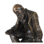 Otto Rimke: Elegáns úr kalapban. Patinázott bronz, Bécs, 1900 körül, jelzett, m: 23 cm /// Otto Rimke: Elegant Gentleman in a Hat. Patinated bronze, Vienna, circa 1900, signed, height: 23 cm.