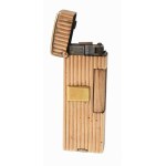 Dunhill 14 k arany (Au) lemezelt borítású vintage öngyújtó. Számozott, jelzett, US Pat.: 2102108. m:66 mm, w: 69,9 g Vintage Dunhill lighter with 14k gold (Au) plating. Numbered and marked; US patent: 2102108. Height: 66 mm; weight: 69.9 g.