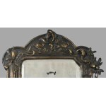 Nagy méretű szecessziós ón asztali tükör. ca 1900 Aranyozott ón, plasztikus florális díszítésekkel. Régi, fazettált tükörlappal. 34x48 cm /// Large Art Nouveau pewter table mirror, circa 1900. Gilt pewter with sculptural floral ornamentation and an origin