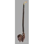 Faragott fa pipa Kossuth Lajos kifaragott büsztjével. 19. sz. vége, jó állapotban, h: 37 cm /// Carved wooden pipe with a carved bust of Lajos Kossuth. Late 19th century, in good condition, length: 37 cm.