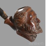 Faragott fa pipa Kossuth Lajos kifaragott büsztjével. 19. sz. vége, jó állapotban, h: 37 cm /// Carved wooden pipe with a carved bust of Lajos Kossuth. Late 19th century, in good condition, length: 37 cm.
