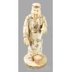 Bölcs figurája. Csont szobor, Kína, 20. sz. eleje, jelzés nélkül, m: 20,5 cm /// Figure of a sage. Bone sculpture, China, early 20th century, unmarked, height: 20.5 cm.