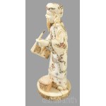 Bölcs figurája. Csont szobor, Kína, 20. sz. eleje, jelzés nélkül, m: 20,5 cm /// Figure of a sage. Bone sculpture, China, early 20th century, unmarked, height: 20.5 cm.