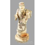 Halász figurája. Csont szobor, Kína, 20. sz. eleje, jelzés nélkül, m: 20,5 cm /// Figure of a fisherman. Bone sculpture, China, early 20th century, unmarked, height: 20.5 cm.