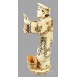Halász figurája. Csont szobor, Kína, 20. sz. eleje, jelzés nélkül, m: 20,5 cm /// Figure of a fisherman. Bone sculpture, China, early 20th century, unmarked, height: 20.5 cm.