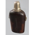 Carl Auböck stílusú flaska és tartó. Bőr, fém. ca 1950 19 cm Carl Auböck-style flask and holder. Leather, metal. Circa 1950, 19 cm.