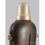 Carl Auböck stílusú flaska és tartó. Bőr, fém. ca 1950 19 cm Carl Auböck-style flask and holder. Leather, metal. Circa 1950, 19 cm.
