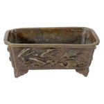 Virágtartó edény darumadaras díszítéssel. Japán, Meidzsi-kor, patinázott bronz, jelzés nélkül, 34x20,5x14 cm /// Flower container with crane decoration. Japan, Meiji period. Patinated bronze, unmarked. Dimensions: 34 × 20.5 × 14 cm.