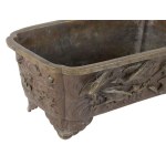 Virágtartó edény darumadaras díszítéssel. Japán, Meidzsi-kor, patinázott bronz, jelzés nélkül, 34x20,5x14 cm /// Flower container with crane decoration. Japan, Meiji period. Patinated bronze, unmarked. Dimensions: 34 × 20.5 × 14 cm.