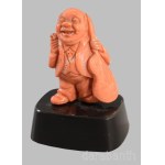 Giovanni Aucellaolasz korall ékszerkészítő által faragott nagybőgős figura. ca 1900. Márvány talapzaton. Talapzatról lejár. Jelzett. Teljes méret 7,5 cm Double bass figure carved by Giovanni AucellaItalian coral jeweler. ca 1900. On marble pedestal. Comes