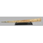 Kardhal rendkívül dúsan faragott foga. Nagy méretű csont, hal figurákkal. Rendkívül dekoratív dísztárgy. Fa tartóval. 85 cm Kis javítással Swordfish tooth extremely richly carved. Large bone with fish figures. Extremely decorative ornament. With wooden st