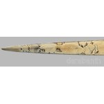 Kardhal rendkívül dúsan faragott foga. Nagy méretű csont, hal figurákkal. Rendkívül dekoratív dísztárgy. Fa tartóval. 85 cm Kis javítással Swordfish tooth extremely richly carved. Large bone with fish figures. Extremely decorative ornament. With wooden st