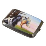 Antik szelence kézzel festett porcelán betéttel, Vadász témában. Aranyozott, ezüstözött. 8x12 cm /// Antique box with a hand-painted porcelain plaque depicting a hunting scene. Gilt and silver-plated. Dimensions: 8 × 12 cm.