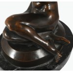 Kerényi Jenő (1908-1975): Nyújtózkodó női akt. Patinázott bronz, márvány talapzaton, jelzett, teljes m: 26,5 cm /// Jenő Kerényi (1908-1975): Reclining Female Nude. Patinated bronze on a marble base, signed. Overall height: 26.5 cm.