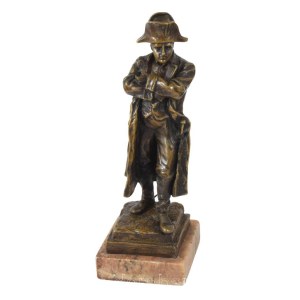Oscar Hertel (1878-1960) után: Napoleon. Patinázott bronz szobor márvány talapzaton, m: 25 cm, talapzattal 27,5 cm /// After Oscar Hertel (1878-1960): Napoleon. Patinated bronze sculpture on a marble base, height: 25 cm; 27.5 cm including the base.