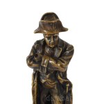 Oscar Hertel (1878-1960) után: Napoleon. Patinázott bronz szobor márvány talapzaton, m: 25 cm, talapzattal 27,5 cm /// After Oscar Hertel (1878-1960): Napoleon. Patinated bronze sculpture on a marble base, height: 25 cm; 27.5 cm including the base.