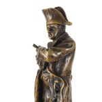 Oscar Hertel (1878-1960) után: Napoleon. Patinázott bronz szobor márvány talapzaton, m: 25 cm, talapzattal 27,5 cm /// After Oscar Hertel (1878-1960): Napoleon. Patinated bronze sculpture on a marble base, height: 25 cm; 27.5 cm including the base.