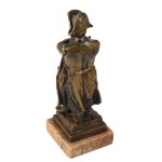 Oscar Hertel (1878-1960) után: Napoleon. Patinázott bronz szobor márvány talapzaton, m: 25 cm, talapzattal 27,5 cm /// After Oscar Hertel (1878-1960): Napoleon. Patinated bronze sculpture on a marble base, height: 25 cm; 27.5 cm including the base.