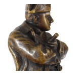 Oscar Hertel (1878-1960) után: Napoleon. Patinázott bronz szobor márvány talapzaton, m: 25 cm, talapzattal 27,5 cm /// After Oscar Hertel (1878-1960): Napoleon. Patinated bronze sculpture on a marble base, height: 25 cm; 27.5 cm including the base.
