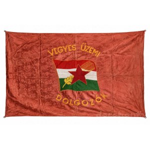1948 A centenáriumi év jegyében - Előre a szocializmusért! / Vegyes üzemi dolgozók. Nagy méretű hímzett, selyem zászló, az 1848-49-es szabadságharc évfordulójára, Táncsics Mihály portréjával. 190x126 cm Jó állapotban 1948 In the spirit of the centenary ye
