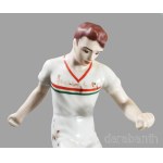 Hollóházi labdarúgó porcelán szobor, rajta az Aranycsapat játékosainak: Puskás Ferenc, Buzánszky Jenő, Grosics Tibor, Hidegkuti Nándor saját kezű aláírásával, Proveniencia: a szobor a Tabáni Horváth étteremből származik, amely Puskás Ferenc törzshelye vol