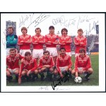 Az 1986-os magyar válogatott tagjainak aláírásai egy őket ábrázoló fotón, a brazil-verő futballmeccs előtt, igaz, maga a fotó utólagos, modern előhívás, 15x20 cm. Disztl Péter, Kardos József, Garaba Imre, Varga József, Hannich Péter, Nagy Antal, Détári La