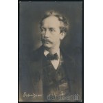 Richard Strauss (1864-1949) világhírű német zeneszerző, karmester, a Bajor Állami Operaház és a Berlini Állami Operaház főzeneigazgatója, a Bécsi Operaház igazgatójának aláírása egy őt ábrázoló fotólapon, a sarkain kis kopásnyomokkal, 13,5x8,5 cm / Signat