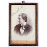 1898 Dohnányi Ernő (1877-1960) ifjú zeneszerző autográf aláírása, dedikációja kabinatfotóján. Üvegezett keretben 11x17 cm