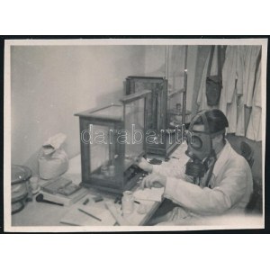 cca 1932 Kinszki Imre (1901-1945) budapesti fotóművész hagyatékából, jelzés nélküli vintage fotó (Kutató laborban), 4,3x6 cm