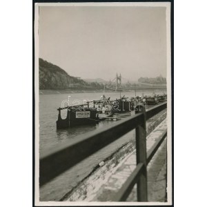 cca 1935 Kinszki Imre (1901-1945) budapesti fotóművész hagyatékából, jelzés nélküli vintage fotó (Rakpart a pesti oldalon), 9x6 cm