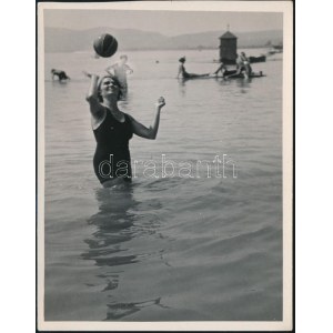 1936 Kinszki Imre (1901-1945) budapesti fotóművész hagyatékából, jelzés nélküli vintage fotóművészeti alkotás (Dunai strandon), 17x13,2 cm