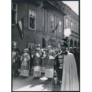 cca 1930-1940 Szendrő István (1908-2000): Budapest, Budai Várnegyed, Szent Jobb-körmenet, a hátoldalon pecséttel jelzett fotó, 23×17 cm