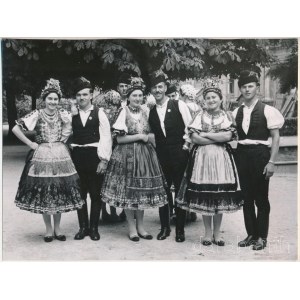 cca 1930-1940 Szendrő István (1908-2000): Váralja (Tolna megye), fiatalok népviseletben, a hátoldalon feliratozott, pecséttel jelzett fotó, 17×23 cm