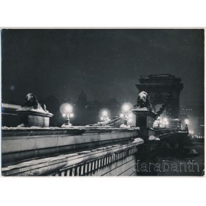 cca 1930-1940 Szendrő István (1908-2000): Budapest, a Lánchíd éjjel, háttérben a Budavári Királyi Palota, a hátoldalon pecséttel jelzett fotó, 17×23 cm