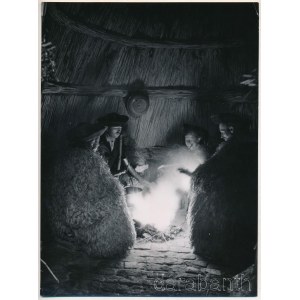 cca 1930-1940 Szendrő István (1908-2000): Hortobágyi pásztorok a tűznél, a hátoldalon pecséttel jelzett fotó, 23×17 cm