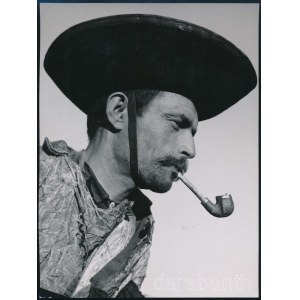 cca 1930-1940 Szendrő István (1908-2000): Hortobágyi csikós pipával, a hátoldalon pecséttel jelzett fotó, 23×17 cm