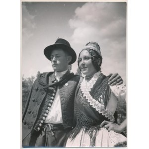 cca 1930-1940 Szendrő István (1908-2000): Atkár (Heves megye), fiatal pár népviseletben, a hátoldalon feliratozott, pecséttel jelzett fotó, 23×17 cm