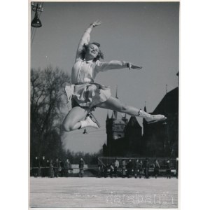cca 1930-1940 Szendrő István (1908-2000): Botond Györgyi műkorcsolyázó bajnok a Városligeti Műjégpályán, a hátoldalon pecséttel jelzett fotó, 23×17 cm