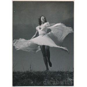 cca 1930-1940 Szendrő István (1908-2000): Balett-táncos, a hátoldalon pecséttel jelzett fotó, 23×17 cm